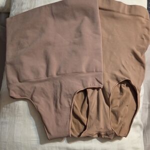 SKIMS Plus Size Shaping Briefs NWOT Slimming High Waist 2 Pair